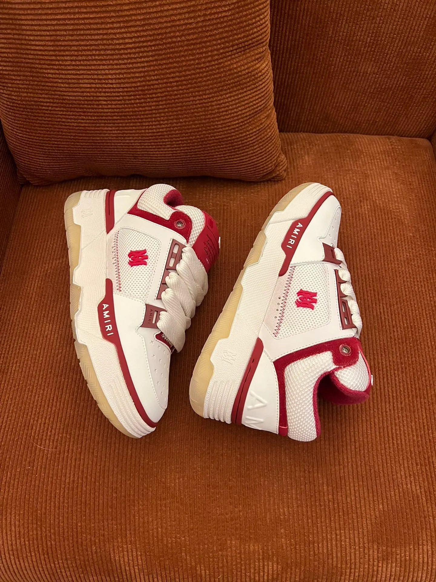 p620💰Men's shoes Amiri Emile's 2023 spring and summer new MA-1 bread shoes, couple models, casual sports shoes, sneakers Amiri gave up the rock punk style in the new season and used a large number of unsaturated colors, Morandi tones, whether you see or wear them, it will make people very happy. The large tongue of the bread shoes continues, shortens the length of the shoe body, thickens the midsole, and the toe part is more rounded. Amiri's brand letters and MA logo appear on the side of the shoe. Fabric: Original customized imported first-layer cowhide + mesh. Lining: Original customized breathable towel lining. Outsole. Foam combination material. Bottom thickness: 4CM. Size: Men's 39-45